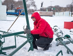 В Благовещенске приступили к монтажу главной новогодней ели