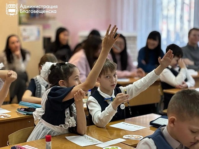 Благовещенские школы начали принимать заявления от родителей первоклашек