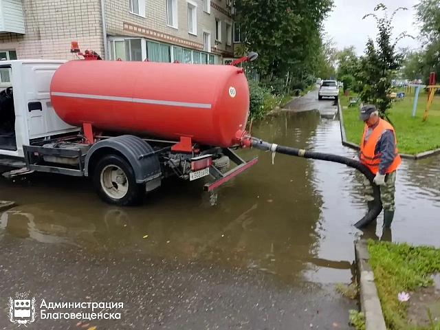 Почти 150 тысяч литров воды откачали коммунальщики с улиц Благовещенска за сутки