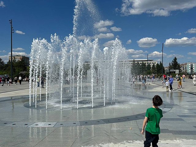 Мэр Благовещенска Олег Имамеев призвал горожан не купаться в фонтане и не крушить детскую площадку