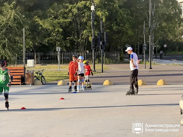  Юные благовещенцы бесплатно учатся кататься на роликах под руководством опытного инструктора