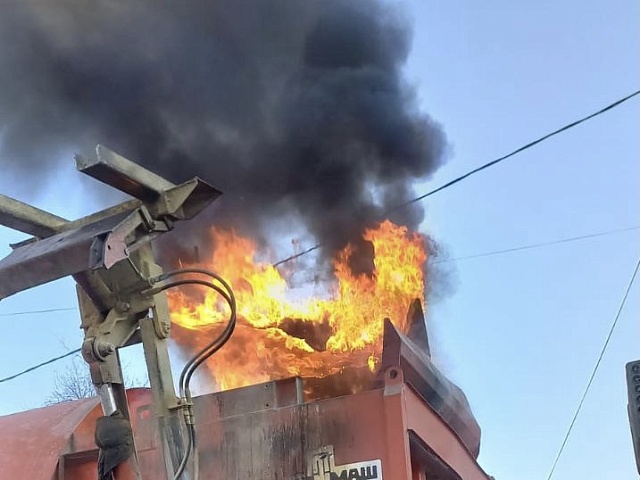Жители частного сектора в Благовещенске устроили пожар на контейнерной площадке