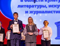 Премию мэра получили 40 талантливых школьников Благовещенска