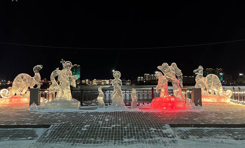 Амурозавры на Крещении: на «Пограничном» пляже появилась необычная ледяная композиция