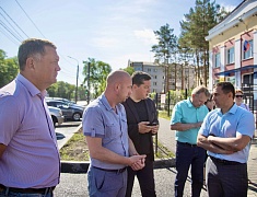 Выездное совещание у школы № 22 провел мэр Благовещенска Олег Имамеев