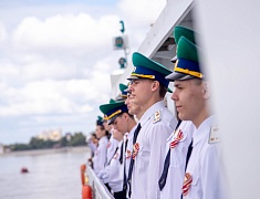 На Амуре прошла традиционная акция «Цветы на воде»