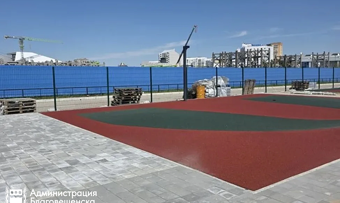В Благовещенске завершается строительство комплекса спортивных площадок