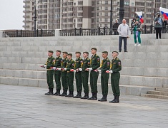 В честь Дня Победы в Благовещенске развернули знамя Победы