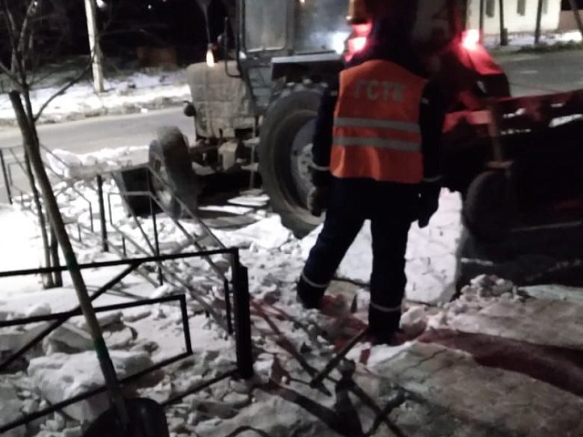 Тротуары по двум улицам очистили ночью рабочие ГСТК