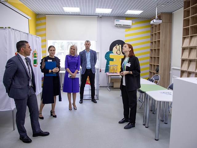 Мэр Олег Имамеев провел рабочее совещание по модернизации библиотеки "Солнечная"