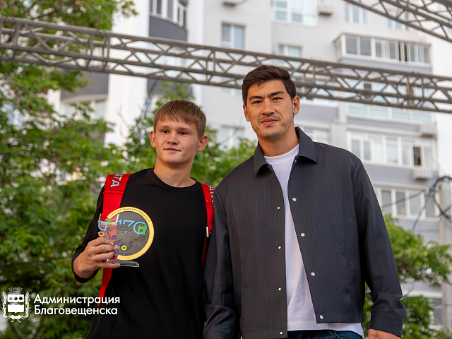 Счастливые спортсмены, совместная зарядка, автограф от абсолютного чемпиона мира: в Благовещенске прошла открытая тренировка с Дмитрием Биволом