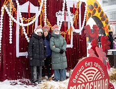 На площади Ленина и набережной Амура прошли народные гуляния в честь масленицы