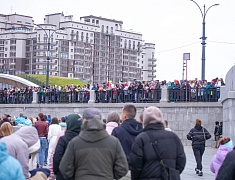 Впервые в Благовещенске гидрошоу на набережной озарил салют