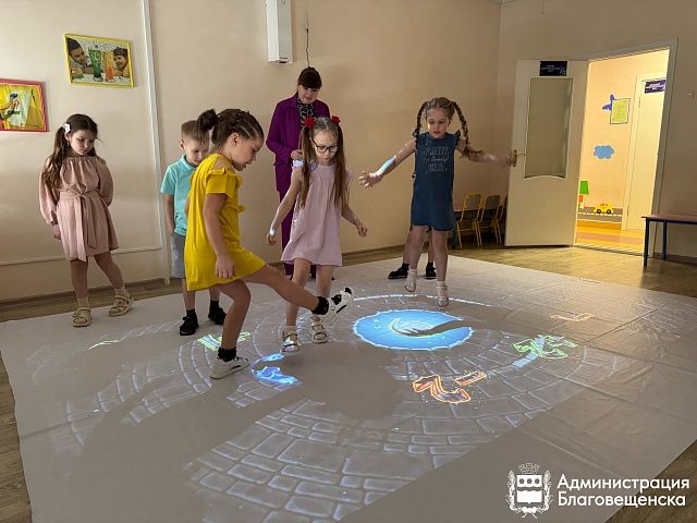 Воспитанники одного из благовещенских детсадов осваивают «умный» пол  