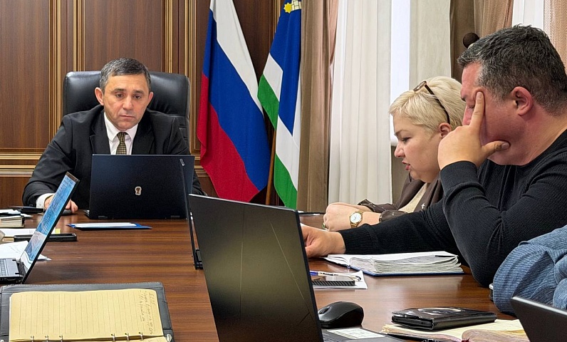 Усиление мер по борьбе с последствиями снегопада обсудили на заседании специального штаба под председательством мэра Олега Имамеева. Напомним, в связи с циклоном в городе введён режим повышенной готовности