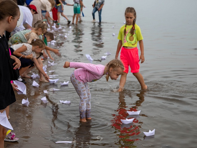 Более 200 корабликов спустили в Амур в Благовещенске в память о погибших детях Донбасса  