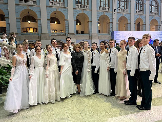 Благовещенка Анастасия Бородкина стала принцессой кадетского бала в Москве 