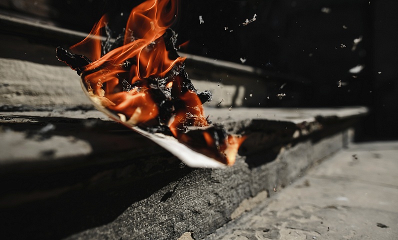 За курение в подъезде или неправильную утилизацию золы благовещенцы могут получить крупный штраф: в городе действует особый противопожарный режим 