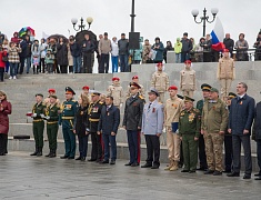 В честь Дня Победы в Благовещенске развернули знамя Победы