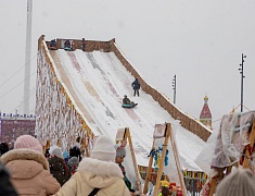 На площади Ленина и набережной Амура прошли народные гуляния в честь масленицы