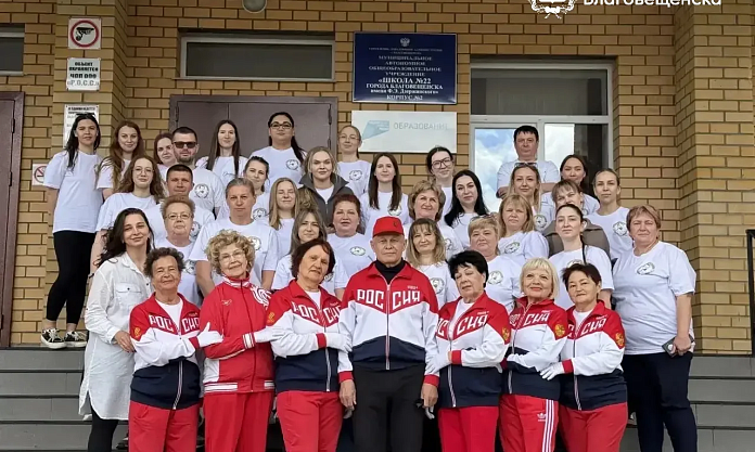 Серебряные учителя зажигают молодых танцоров: в школе №22 прошла необычная зарядка