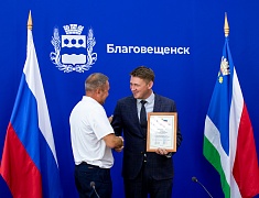 В Благовещенске работников торговли отметили Почетными грамотами