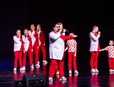 В Благовещенске в преддверии 8 Марта прошел большой праздничный концерт