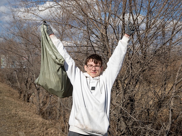 Волонтёры присоединились к экологической акции «Город берегу»