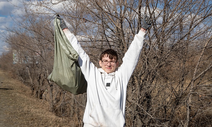 Волонтёры присоединились к экологической акции «Город берегу»