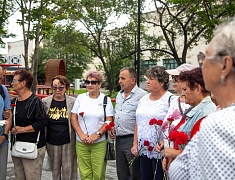  В Благовещенске возложили цветы к памятнику Валерия Приёмыхова