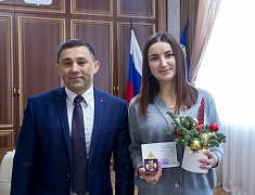 Мэр Олег Имамеев наградил благовещенок, спасших несколько человеческих жизней