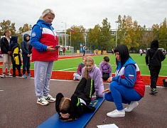 «Умную» спортивную площадку в Благовещенске открыли зарядкой и состязаниями
