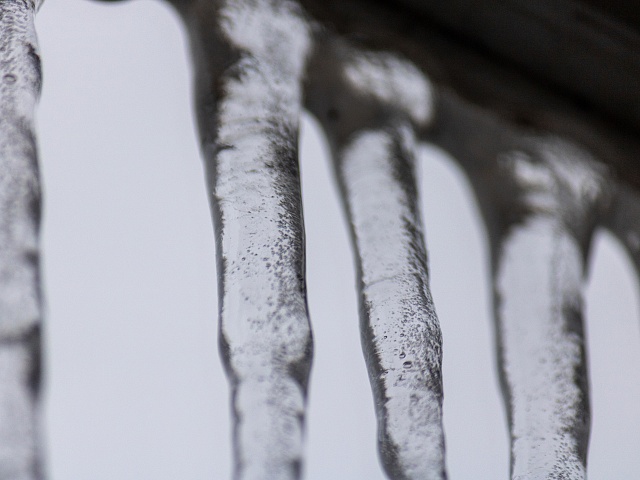 Не парковаться под карнизами и держаться подальше от зданий: как обезопасить себя от сосулек