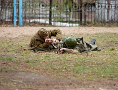 Реконструкцию боя Великой Отечественной войны показали гостям Городского парка в День Победы