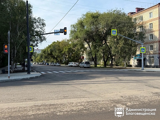 На одном из участков Октябрьской в Благовещенске начали укладывать асфальт. Работы идут по президентскому нацпроекту «Инфраструктура для жизни» 