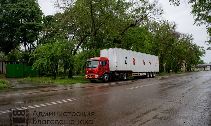 В Благовещенске запретили стоянку большегрузов на Краснофлотской