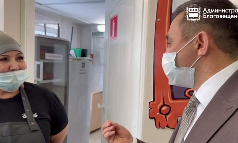 Мэр Благовещенска проверил школьное питание в 11 лицее