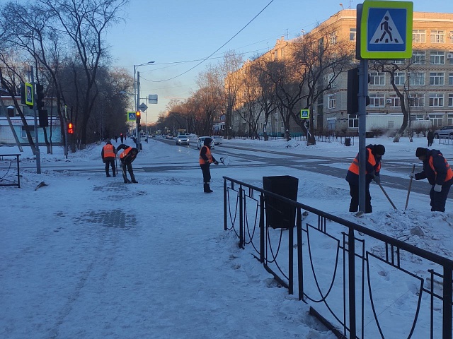 По Красноармейской, Ленина и Зейской чистят тротуары