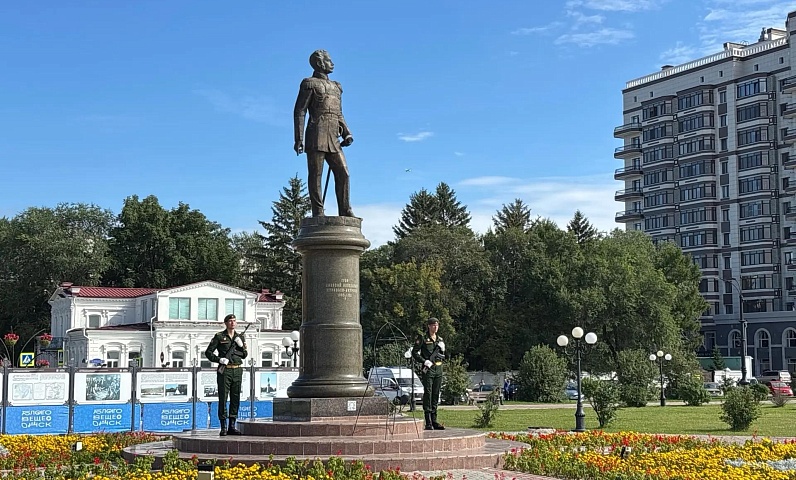 В столице Амурской области возложили цветы к памятнику генерал‑губернатора Восточной Сибири, графа Николая Николаевича Муравьёва‑Амурского