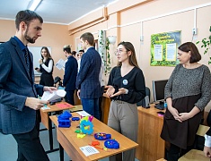 Мэр Благовещенска Олег Имамеев посетил выставку "Дня детских изобретений" в 16 школе