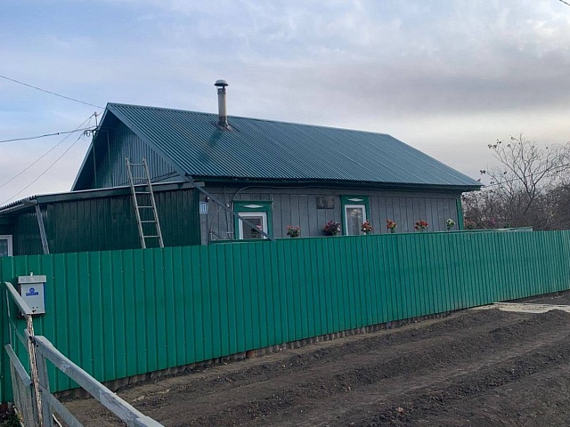 Не просто ремонт: благовещенские депутаты обновили крышу в доме Героя России