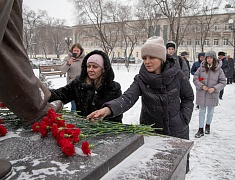 В День Героев России мэр Олег Имамеев и городские депутаты возложили цветы к памятнику Юрию Кузнецова