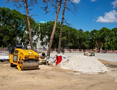 Рабочее совещание по ремонту стадиона Алексеевской гимназии провел мэр Благовещенска Олег Имамеев