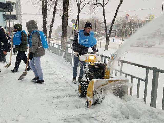 Около 3 тысяч студентов вышли на борьбу с последствиями снегопада в Благовещенске! 