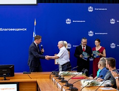 В Благовещенске работников торговли отметили Почетными грамотами