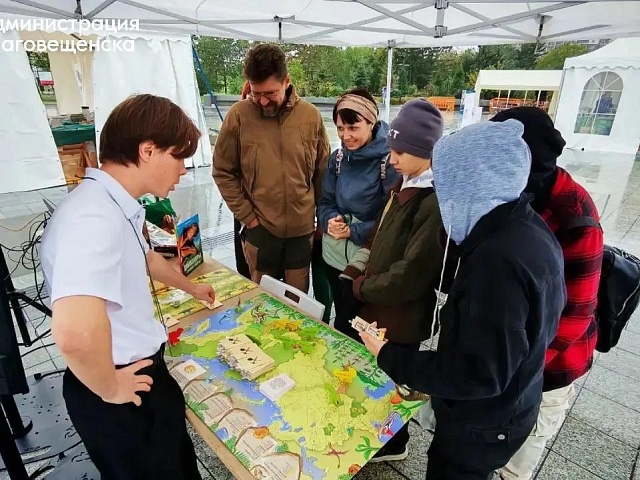 Благовещенцы играют в «Амурозаврию»: в библиотеке Чехова собрали семьи за настольной игрой