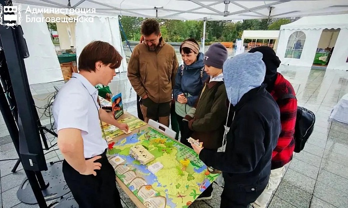 Благовещенцы играют в «Амурозаврию»: в библиотеке Чехова собрали семьи за настольной игрой