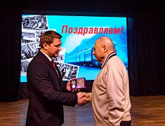 Церемония награждения медалями «За строительство Байкало-Амурской магистрали»