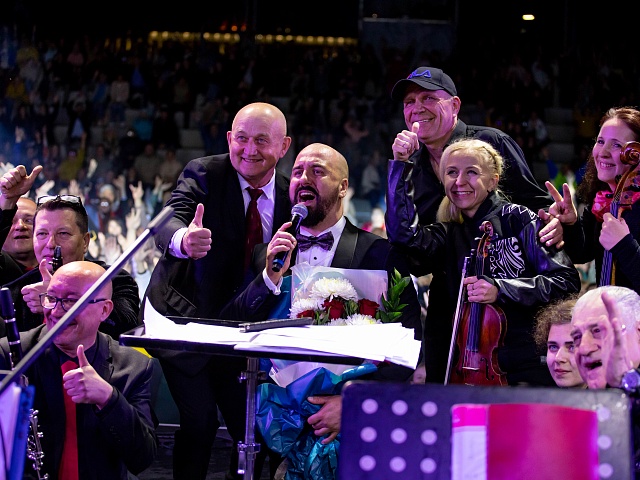 С днём рождения Благовещенск поздравили солист музыкального театра «Геликон-опера» Дмитрий Янковский и оркестр «АмурДжазБэнд»