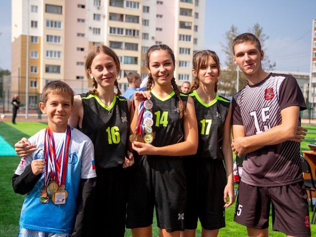 Фестивалем школьного спорта открыли новый стадион 10 школы в Благовещенске